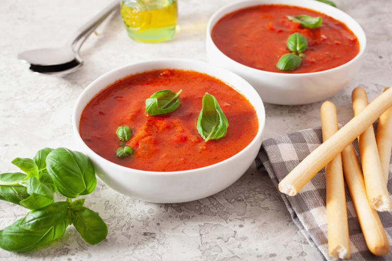 Een Grote Pan Huisgemaakte Tomaten-Paprikasoep [DR2027-041]
