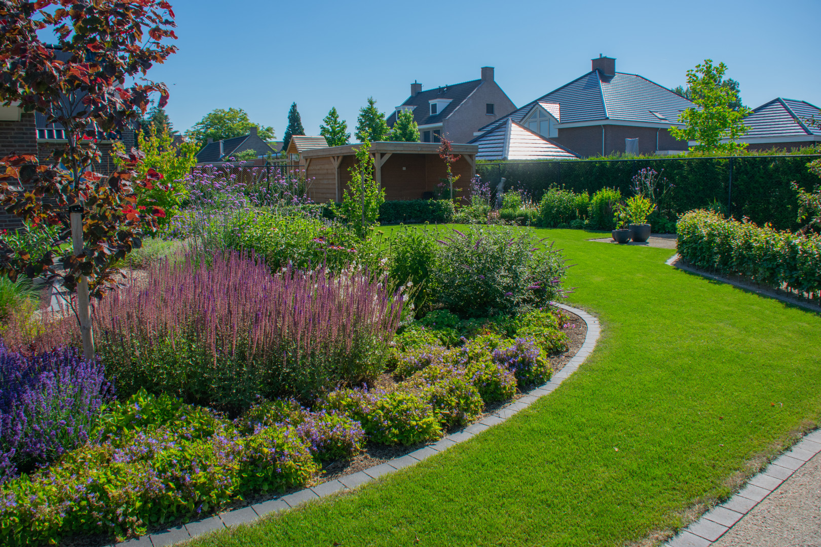 Opruimen / schoonmaken tuin DR2027-027